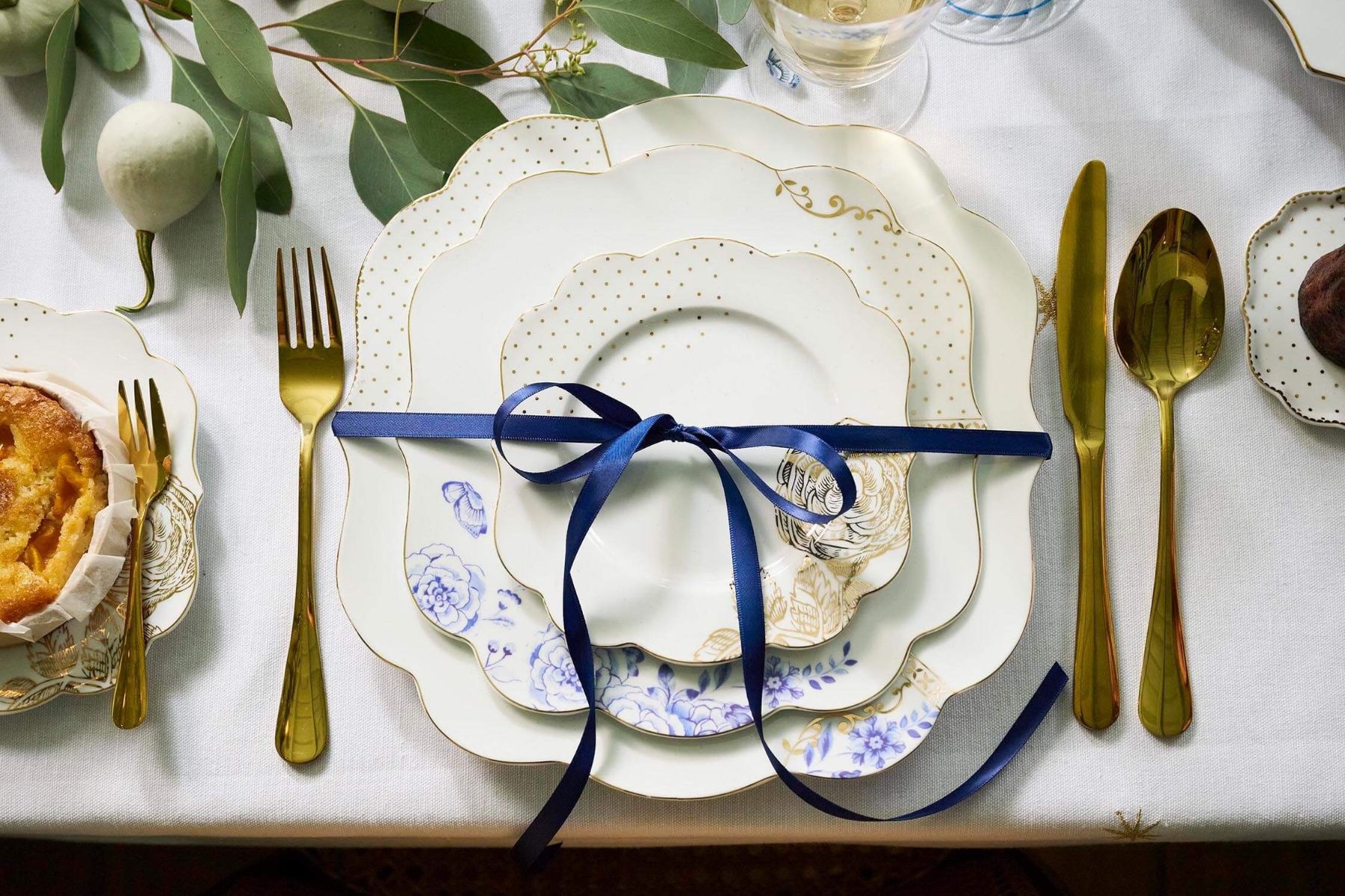 Royal White breakfast plate golden dots 23,5 cm