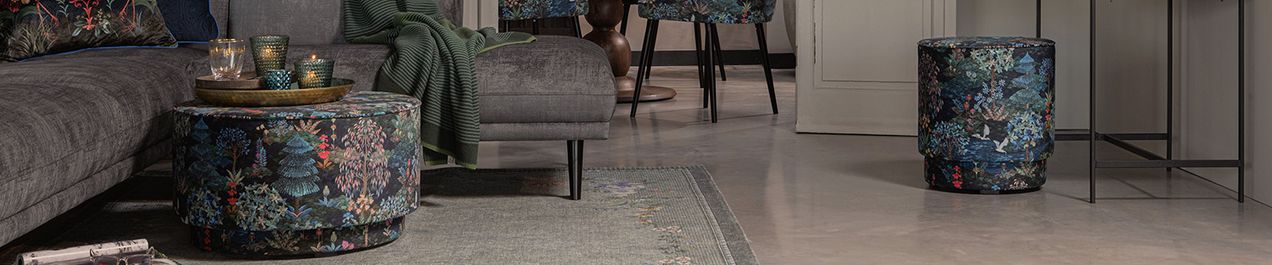 Hocker und Stühle
