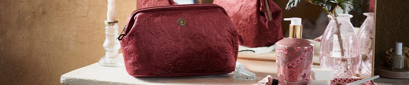 Toiletry bags and bathroom accessories 