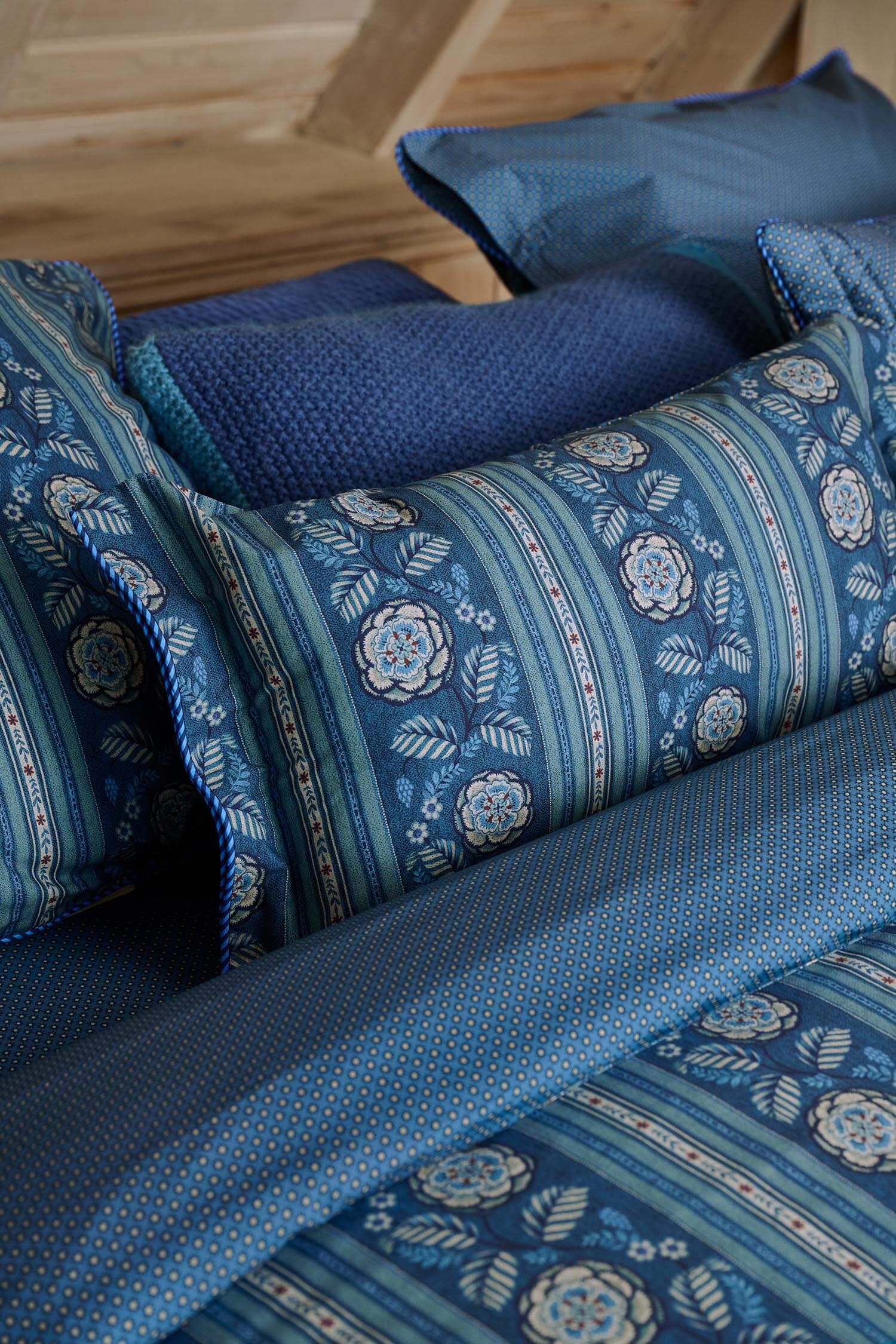 Cushion Rosa Rani Dark Blue