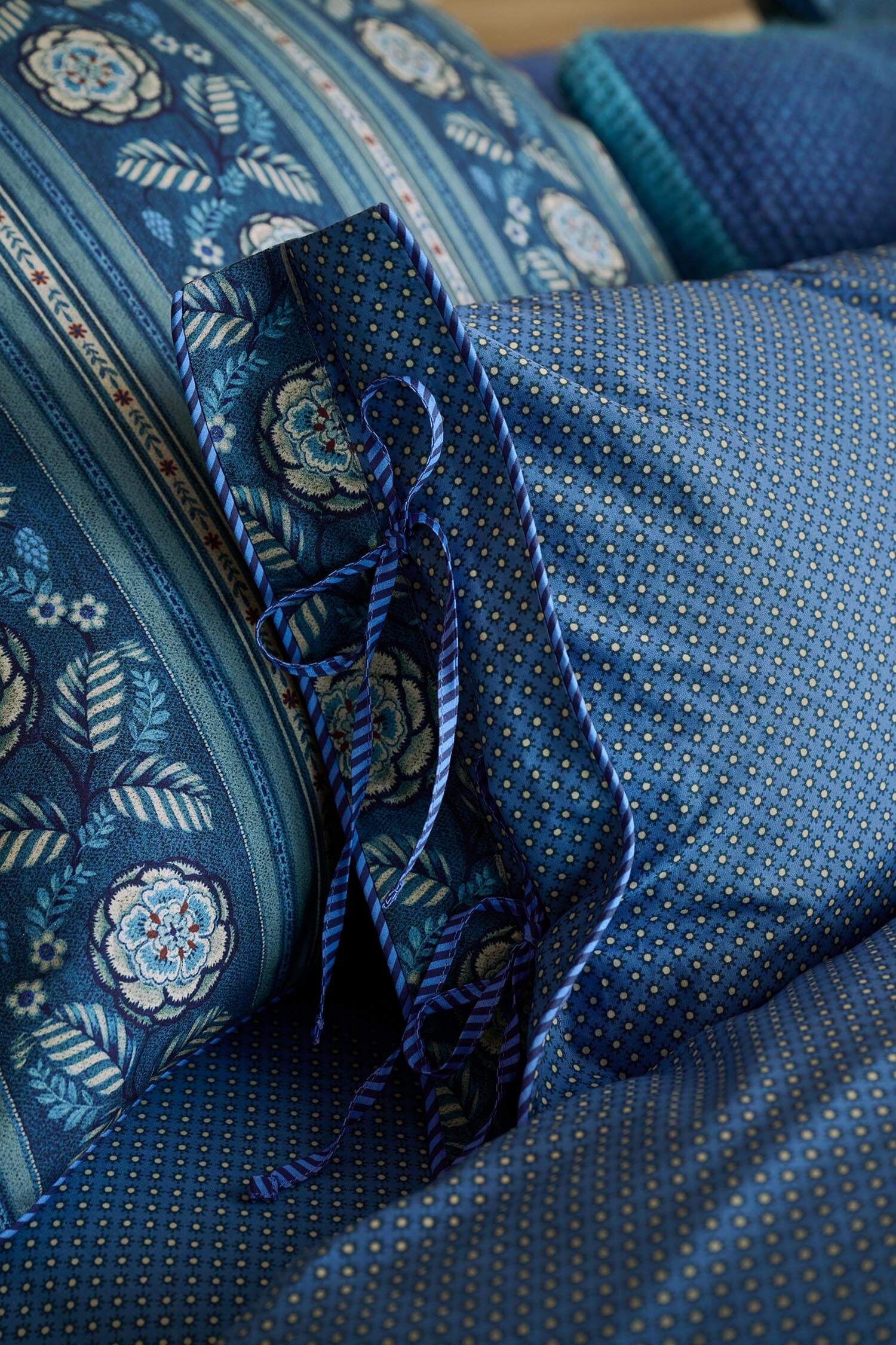 Cushion Rosa Rani Dark Blue