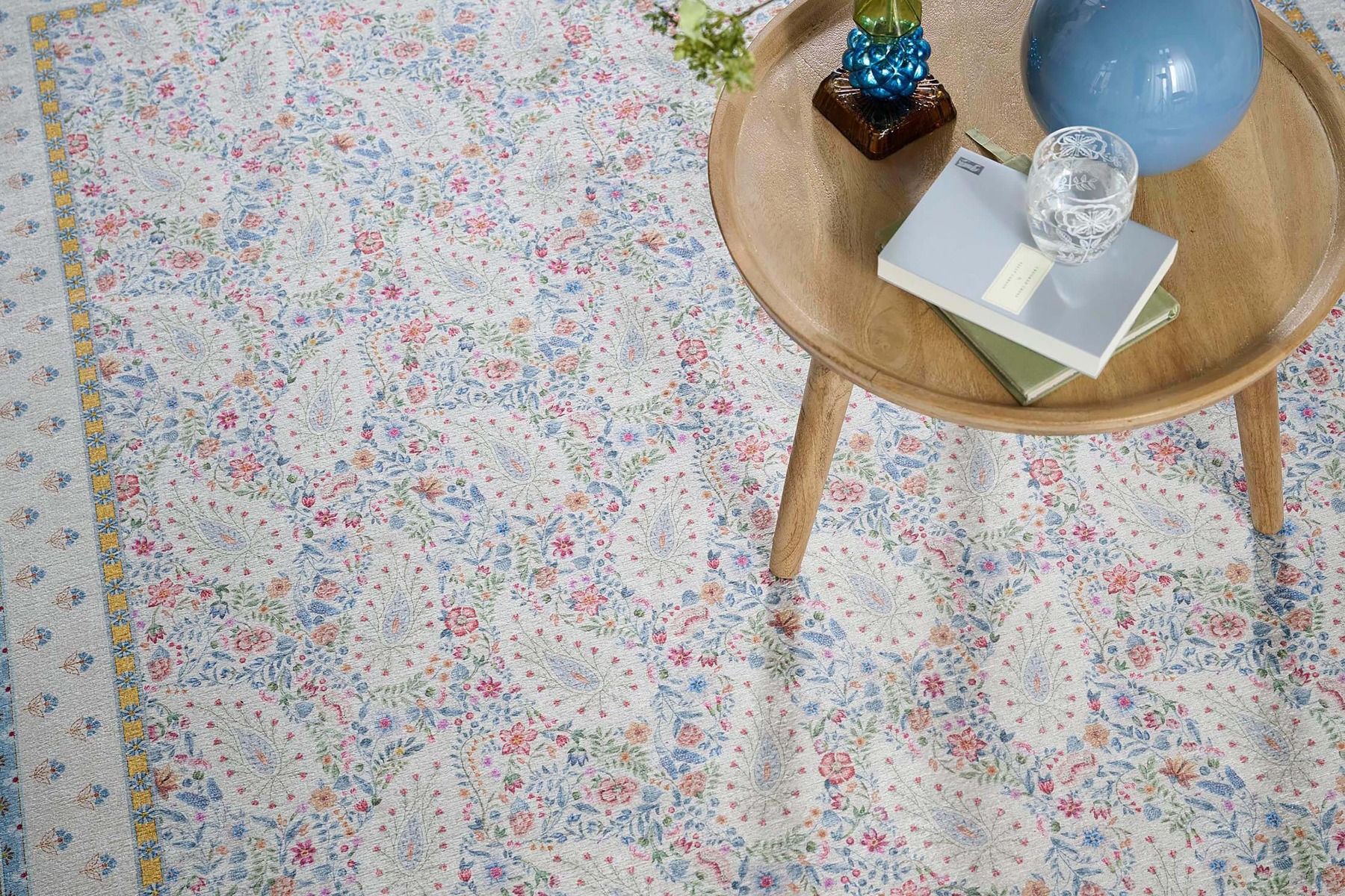 Tapis Kairi Bloom by Pip Pastel Bleu