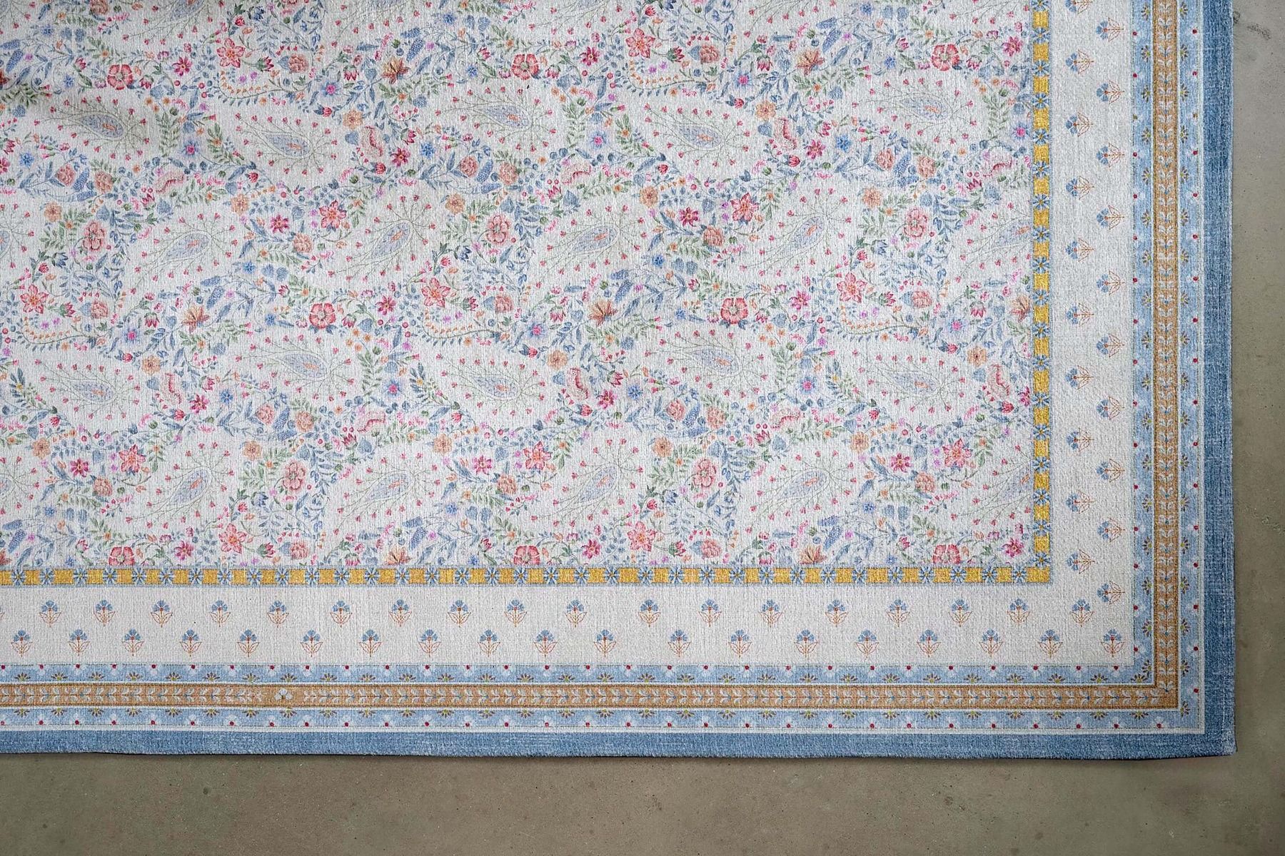 Tapis Kairi Bloom by Pip Pastel Bleu