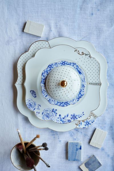 Royal White breakfast plate golden dots 23,5 cm