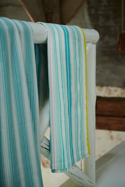 Blushing Birds Tischtuch gestreift blau/khaki